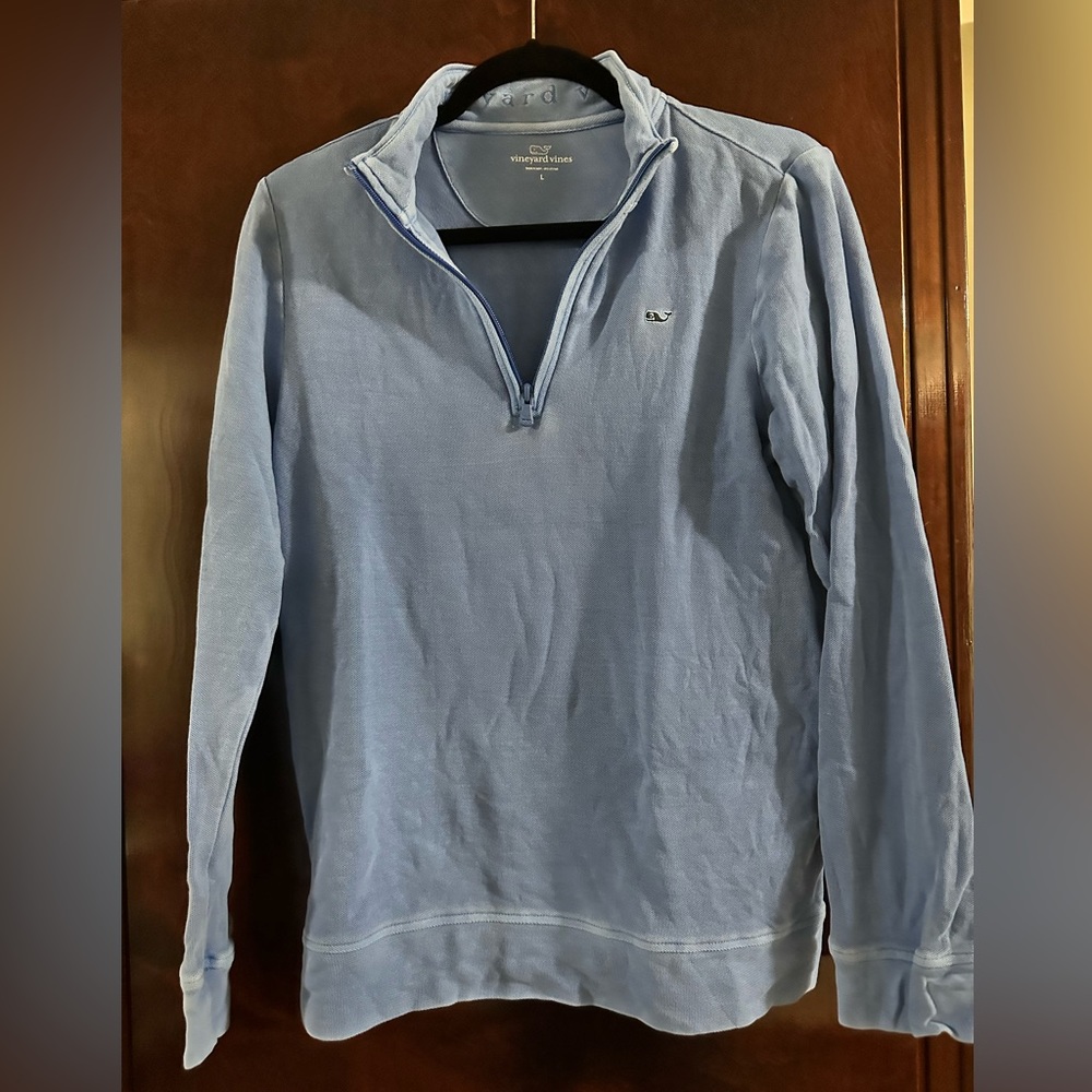 Vineyard vines sweatshirt it’s a large but fits very small, more like a medium